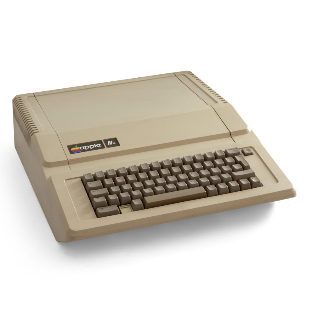 L’Apple IIe (1983) : l’ordinateur de référence Lancé en janvier 1983, l’Apple IIe (« e » pour « enhanced », « amélioré ») est l’un des ordinateurs les plus réussis de l’histoire d’Apple. Il a été fabriqué et commercialisé pendant près de 11 ans avec très peu de modifications, un record de longévité pour Apple. Son nom de code interne était « Diana ».