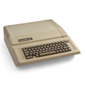 L’Apple IIe (1983) : l’ordinateur de référence Lancé en janvier 1983, l’Apple IIe (« e » pour « enhanced », « amélioré ») est l’un des ordinateurs les plus réussis de l’histoire d’Apple. Il a été fabriqué et commercialisé pendant près de 11 ans avec très peu de modifications, un record de longévité pour Apple. Son nom de code interne était « Diana ».