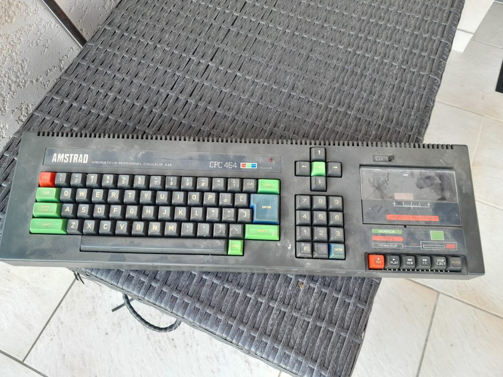 Retrouvez dans cet article le récit complet du sauvetage d’un Amstrad CPC 464 accompagné de son mythique moniteur vert GT64, mené par les membres du Retro Computing Club.