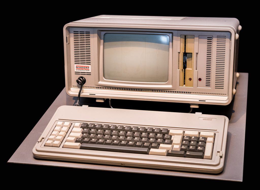Le Nixdorf PC 01 Portable est l'un des ordinateurs transportables les plus singuliers de la première moitié des années 1980. Commercialisé par Nixdorf Computer AG, entreprise informatique ouest-allemande fondée par Heinz Nixdorf en 1952 et dont le siège était à Paderborn, il incarne à la fois les ambitions de portabilité professionnelle de l'époque et les contradictions d'une industrie encore incapable de miniaturiser vraiment ses produits.