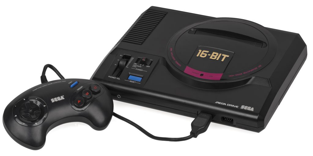 La Mega Drive (connue sous le nom de Genesis en Amérique du Nord) est une console 16 bits développée par Sega, commercialisée au Japon en 1988, puis en Occident à partir de 1989-1990. Équipée d'un processeur Motorola 68000 cadencé à 7,67 MHz et d'un coprocesseur Z80, elle représentait une avancée technologique significative par rapport aux consoles 8 bits de l'époque.