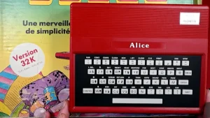 Le Matra Alice 32 est la seconde génération de la famille Alice, micro-ordinateur familial lancé en 1984 par Matra-Hachette