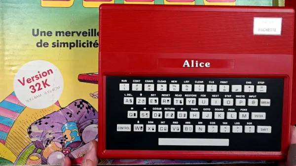Le Matra Alice 32 est la seconde génération de la famille Alice, micro-ordinateur familial lancé en 1984 par Matra-Hachette