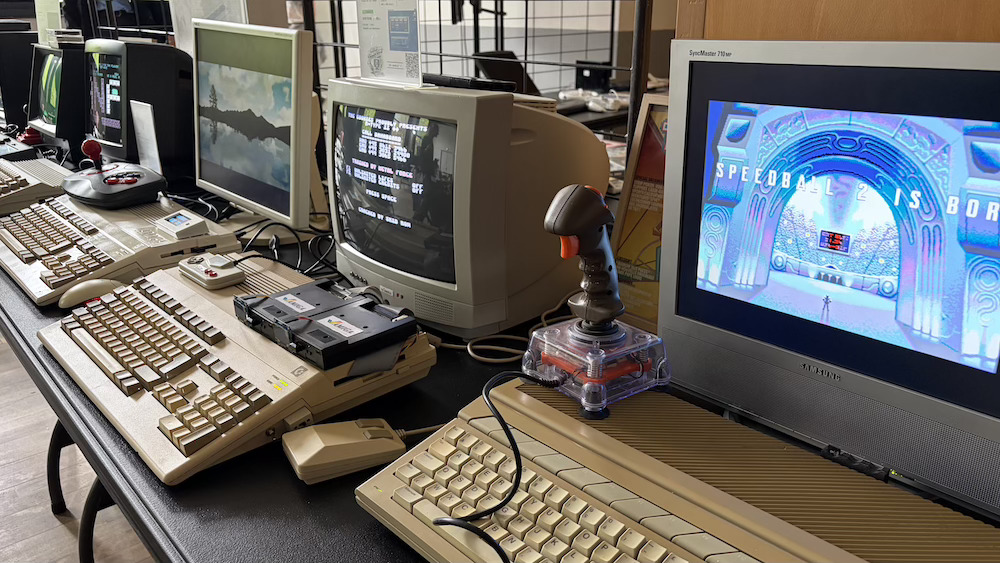 Belle ambiance « rétro » aujourd'hui à Luchon pour la journée Rétro Gaming ! Le stand du Rétro Computing Club a littéralement été pris d'assaut par un public de tout âge, prouvant que la passion du pixel n'a pas de rides.