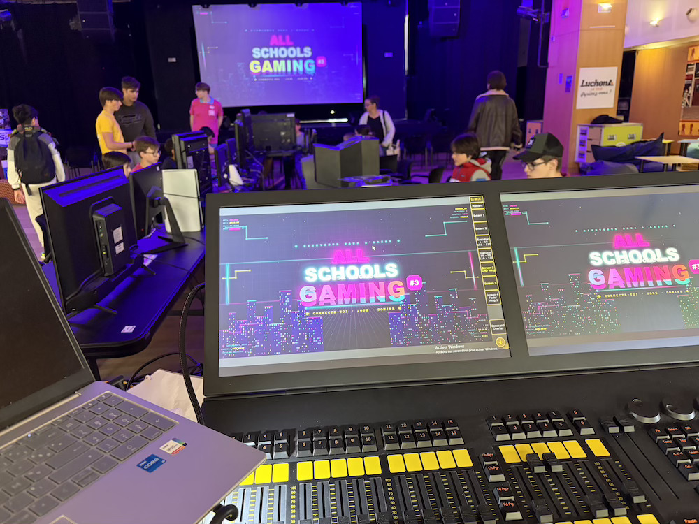 Belle ambiance « rétro » aujourd'hui à Luchon pour la journée Rétro Gaming ! Le stand du Rétro Computing Club a littéralement été pris d'assaut par un public de tout âge, prouvant que la passion du pixel n'a pas de rides.