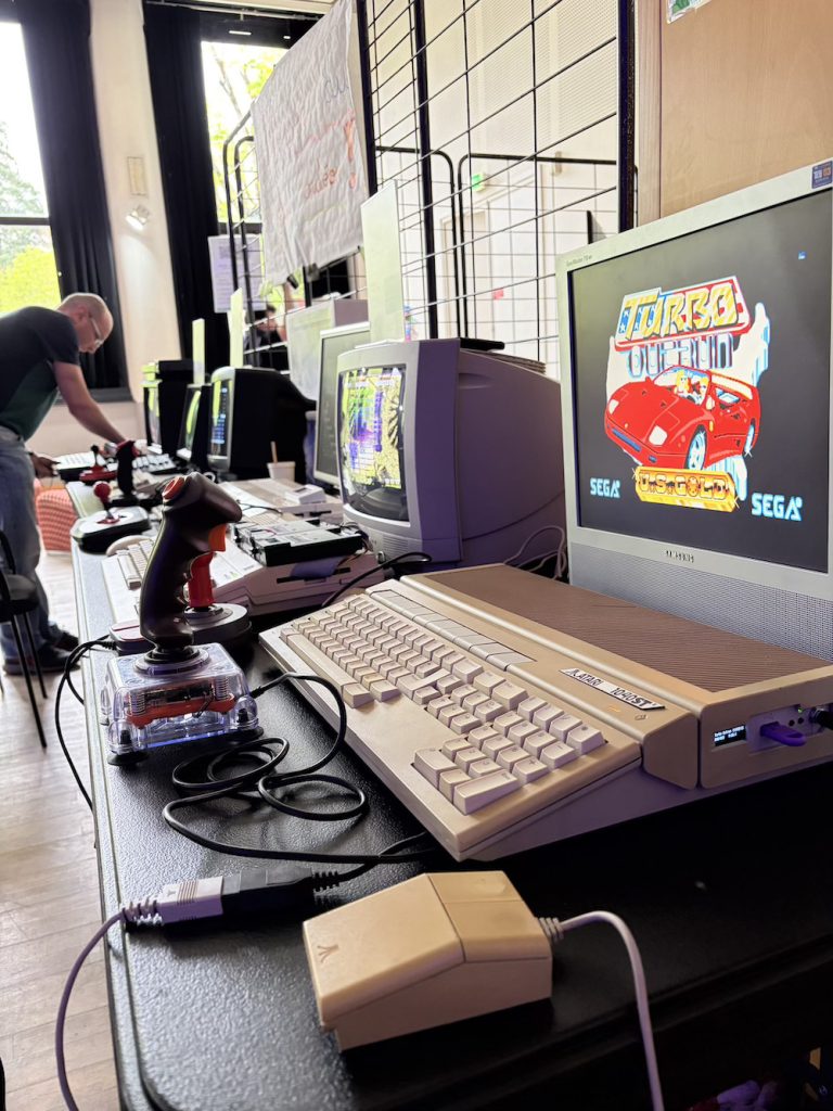 Belle ambiance « rétro » aujourd'hui à Luchon pour la journée Rétro Gaming ! Le stand du Rétro Computing Club a littéralement été pris d'assaut par un public de tout âge, prouvant que la passion du pixel n'a pas de rides.