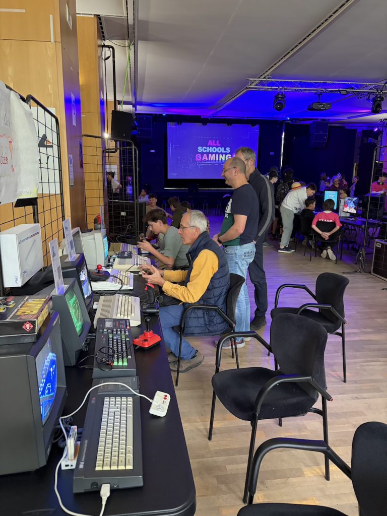 Belle ambiance « rétro » aujourd'hui à Luchon pour la journée Rétro Gaming ! Le stand du Rétro Computing Club a littéralement été pris d'assaut par un public de tout âge, prouvant que la passion du pixel n'a pas de rides.