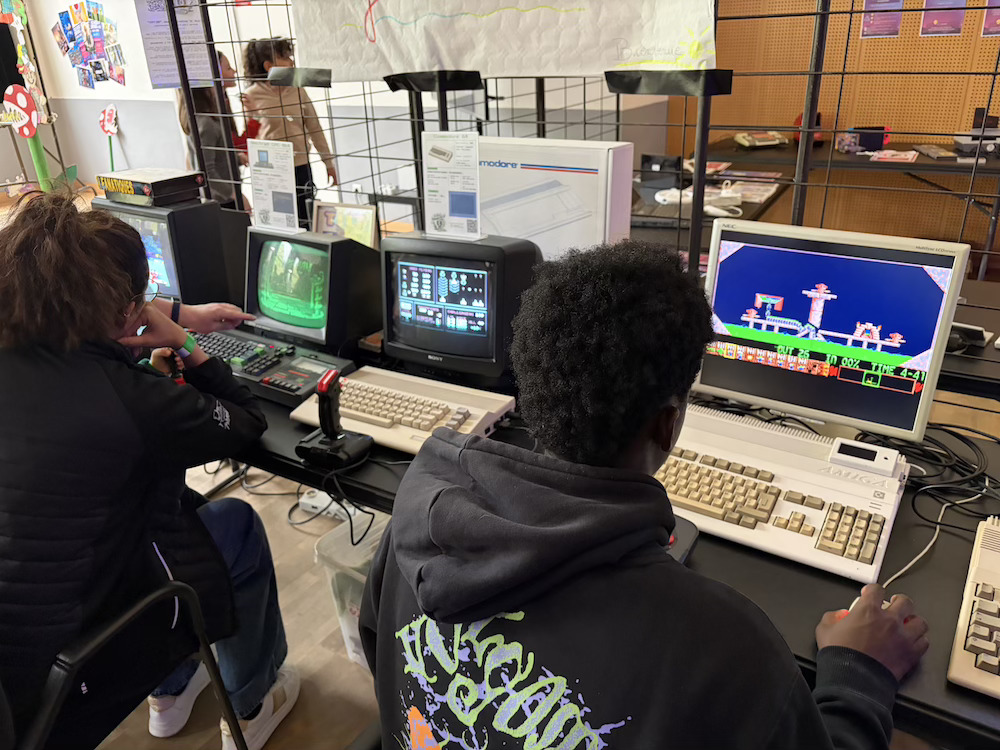 Belle ambiance « rétro » aujourd'hui à Luchon pour la journée Rétro Gaming ! Le stand du Rétro Computing Club a littéralement été pris d'assaut par un public de tout âge, prouvant que la passion du pixel n'a pas de rides.