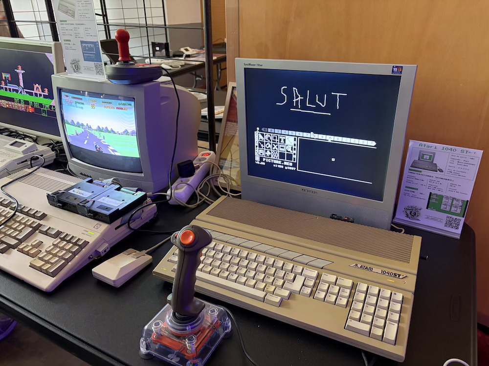 Belle ambiance « rétro » aujourd'hui à Luchon pour la journée Rétro Gaming ! Le stand du Rétro Computing Club a littéralement été pris d'assaut par un public de tout âge, prouvant que la passion du pixel n'a pas de rides.