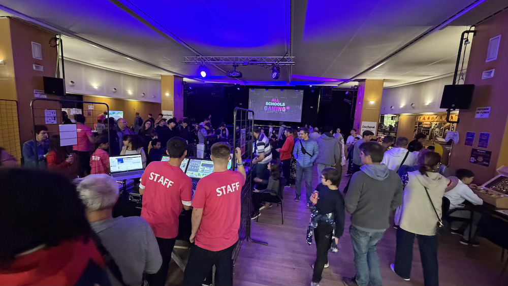 Belle ambiance « rétro » aujourd'hui à Luchon pour la journée Rétro Gaming ! Le stand du Rétro Computing Club a littéralement été pris d'assaut par un public de tout âge, prouvant que la passion du pixel n'a pas de rides.