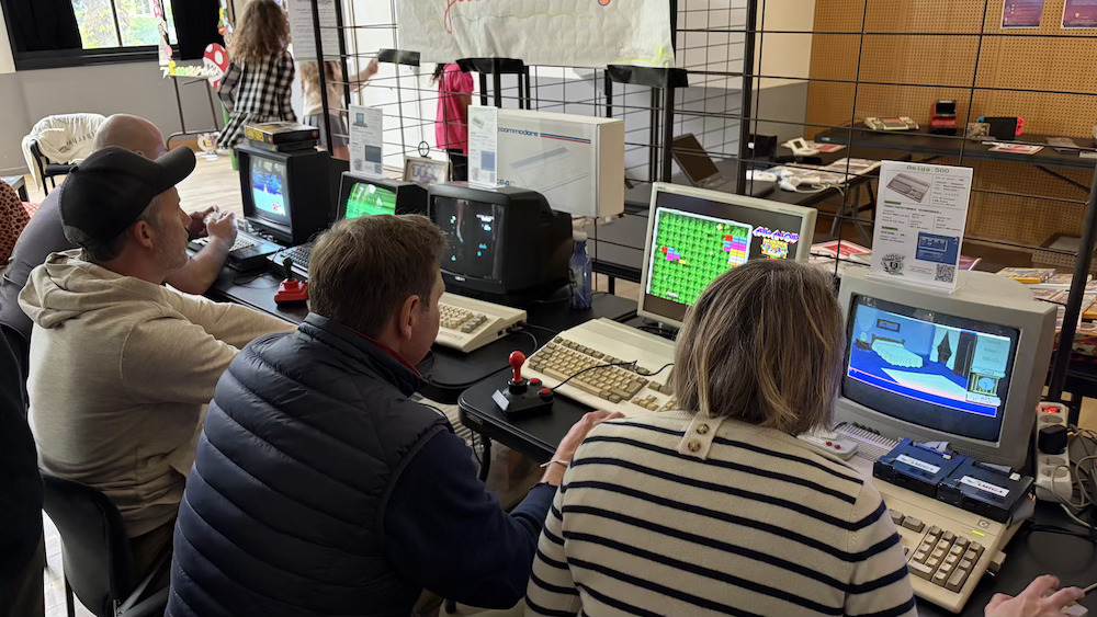 Belle ambiance « rétro » aujourd'hui à Luchon pour la journée Rétro Gaming ! Le stand du Rétro Computing Club a littéralement été pris d'assaut par un public de tout âge, prouvant que la passion du pixel n'a pas de rides.