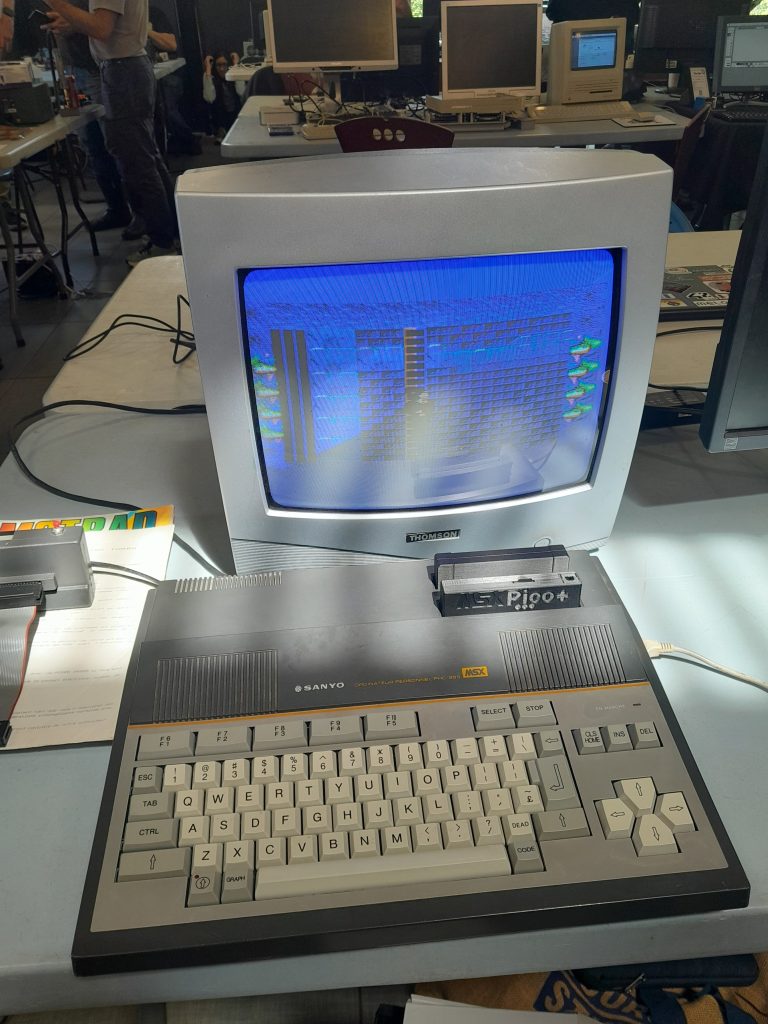 CrocoFest 2026 : roupe de passionnés d'informatique rétro posant avec des Amstrad CPC au bord de la Charente lors du CrocoFest 2026