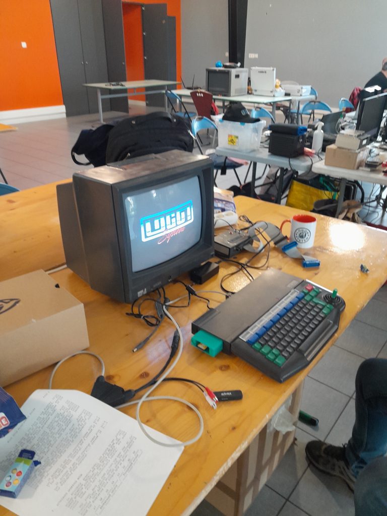 CrocoFest 2026 : Alignement d'ordinateurs vintage Amstrad et Enterprise 128 sur des tables de camping lors du festival rétro CrocoFest en bord de rivière.