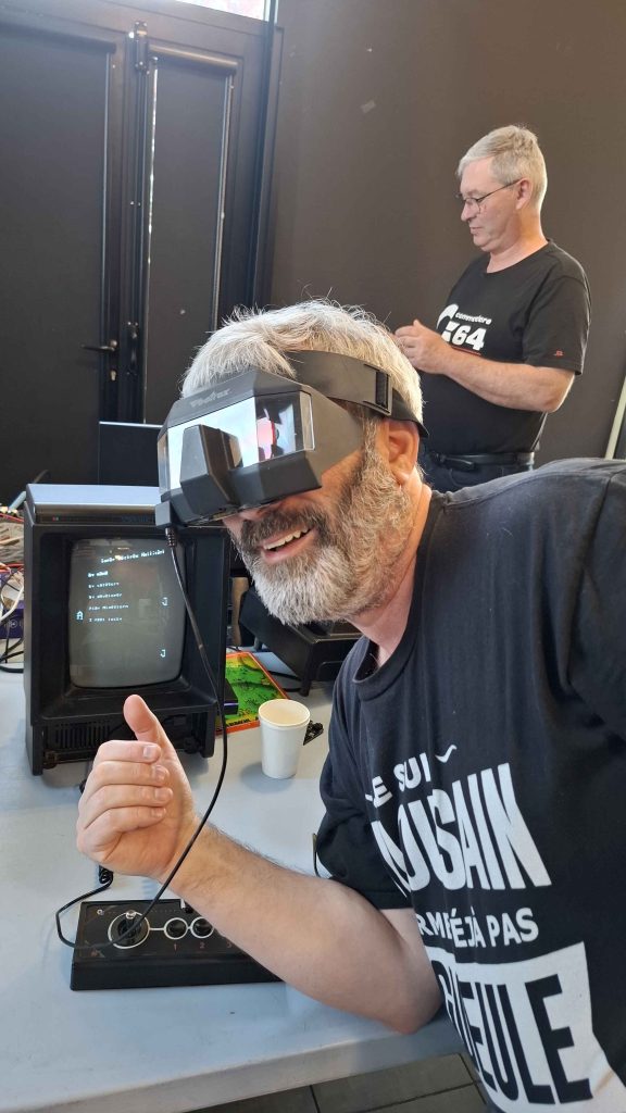 CrocoFest 2026 : Gros plan sur une console Vectrex équipée du casque 3D Imager rare, un accessoire rotatif bicolore pour jeux vectoriels en relief.