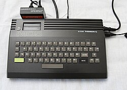 En 1985, la France lance le Plan Informatique Pour Tous. 120 000 ordinateurs Thomson dans les écoles, 11 millions d'élèves concernés. Retour sur une ambition historique et ses limites
